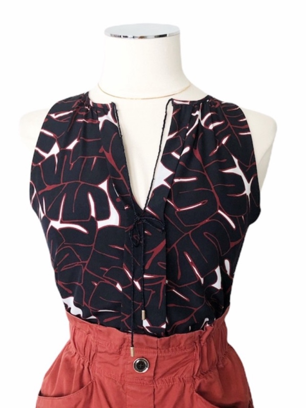 ANN TAYLOR FACTORY Leaf Print Blouse Top Sleeveless Dark Navy Red White Sz XS